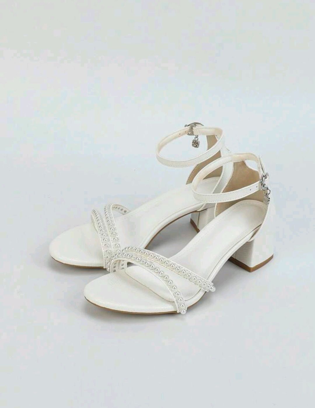 Sandale albe cu perle