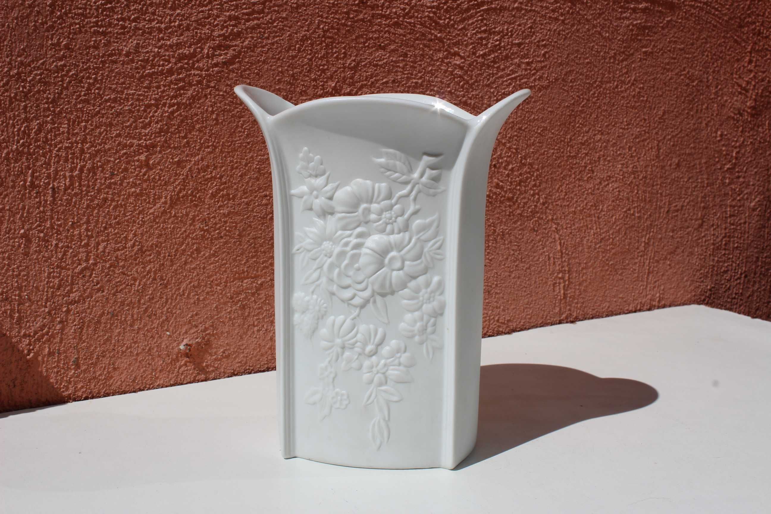 Vas flori portelan colectie bisque in relief AK KAISER, M Frey, Floral