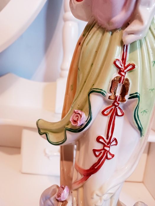 Statueta veche din portelan