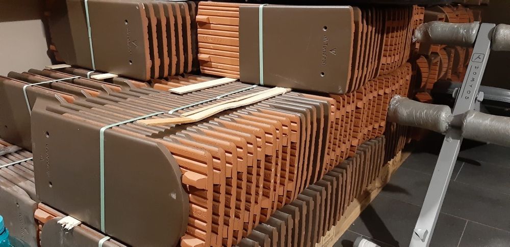 Vând tigla ceramica tondach solzi Maro inchis ,noi ,4 ron buc.