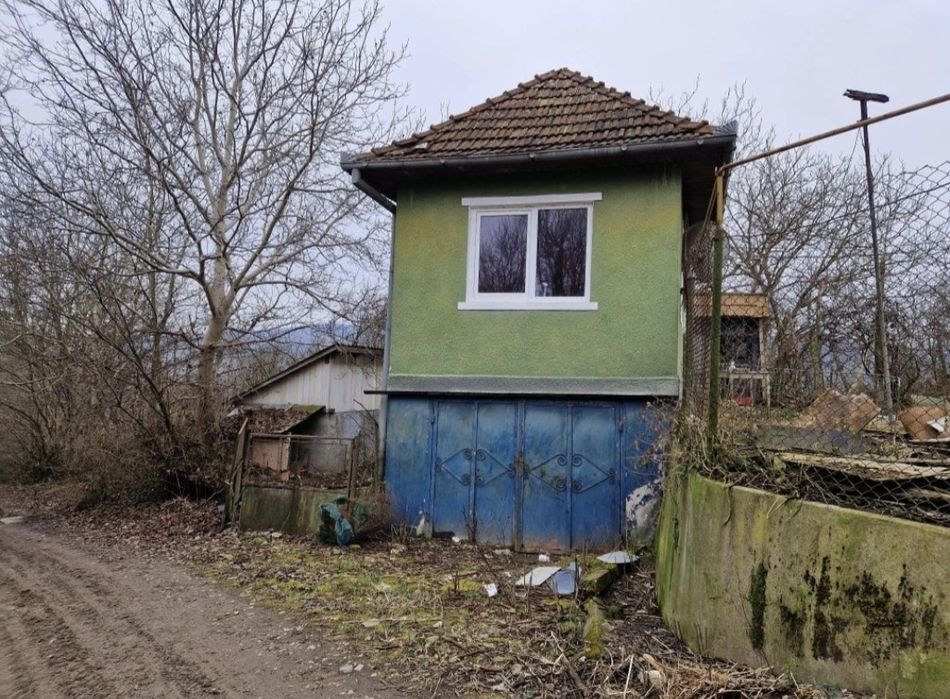 Vand casa , bucatarie de vara cu garaj , beci  si gradina  2400 mp.