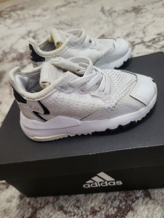 Adidasi adidas nr 20 purtați ca noi
