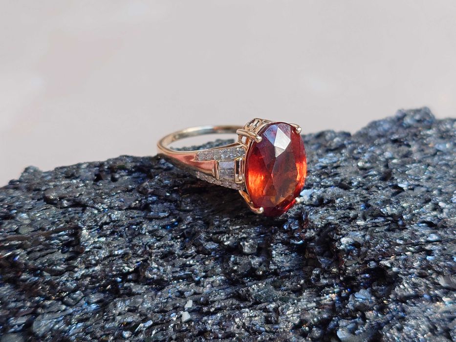 Inel din aur galben de 9k  cu Granat hesonit si diamante