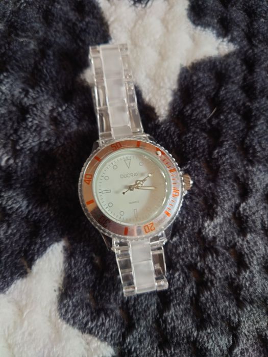 Пластмасов ръчен часовник