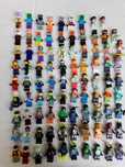 Figurine LEGO și piese LEGO amestecate
