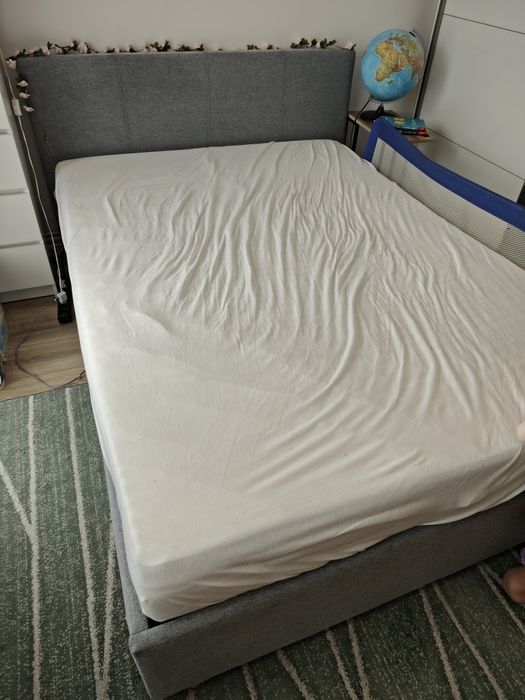 Pat rabatabil tapițat 140x200 cu saltea inclusa, din stofa