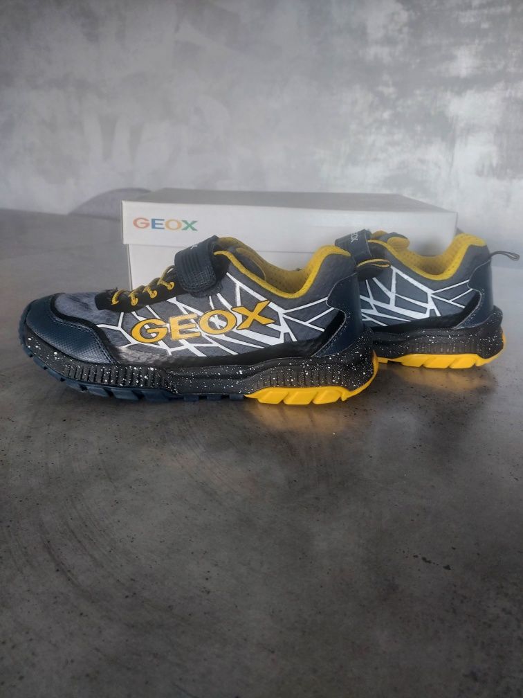 Сникърси GEOX, момче, 37 номер.