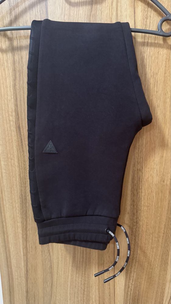 Спортни оригинални екипи Guess