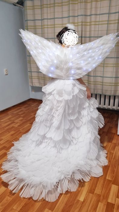 Крылья светятся, костюм