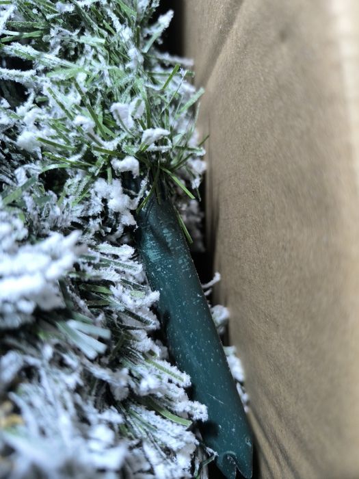 Изкуствена коледна елха Homcom 180 см , тънка форма, изкуствен сняг