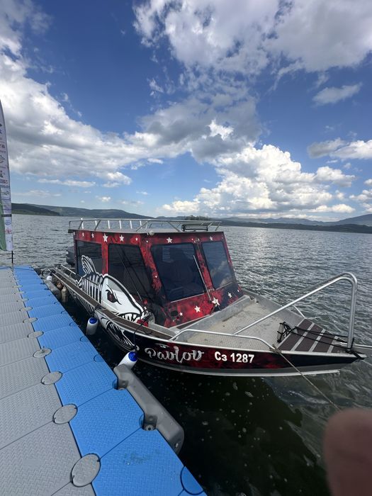 Топ лодка с чисто нови мотори на 20 часа изтребител