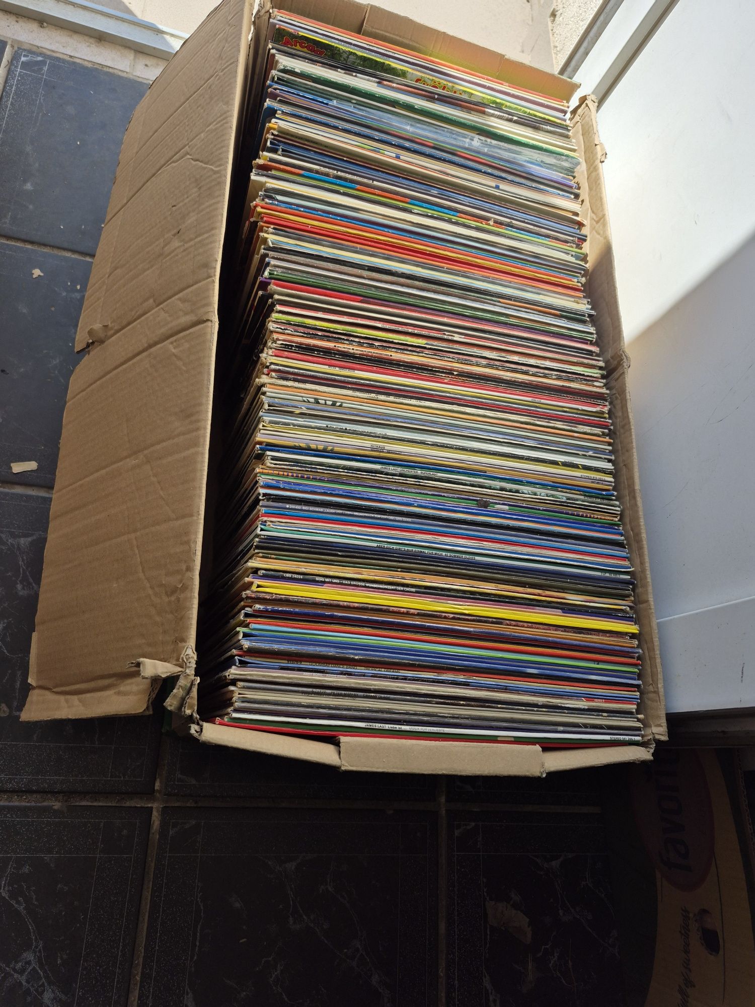 Vând Lot Discuri Vinil colectie 150 in stare buna cu muzica usoara 

-
