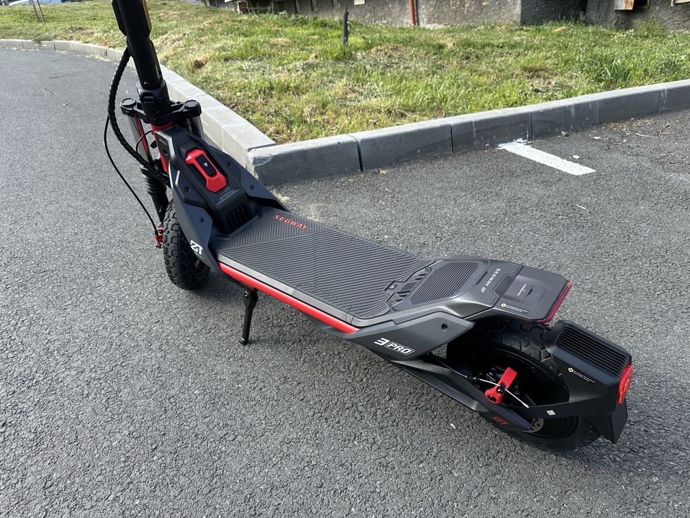 Електрическа тротинетка Segway ZT3 PRO 2025 1600W
