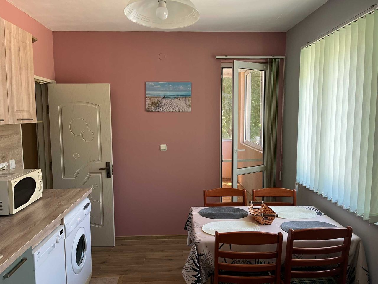 Дава се под наем Двустаен апартамент в Бургас, Лазур - 60 кв.м за 459 € - Снимка #3