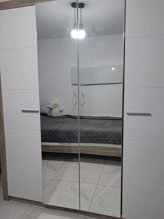 Vand sifonier nou. Inaltime = 204 cm iar latime 180 cm