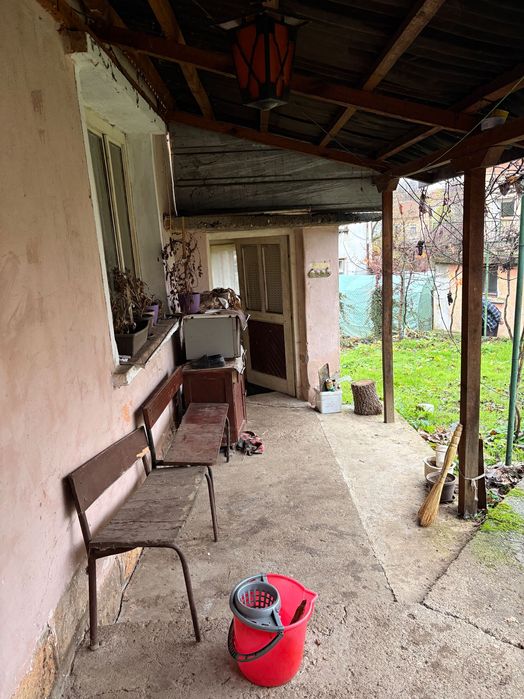 Двуетажна къща с гараж