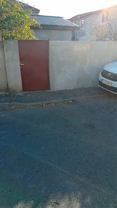 Casa la curte de vanzare