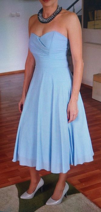 Pantofi argintii stiletto si rochie