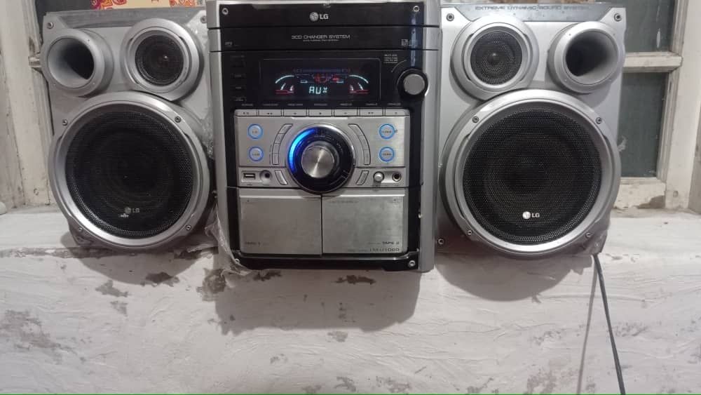LG muzikalniy sentr