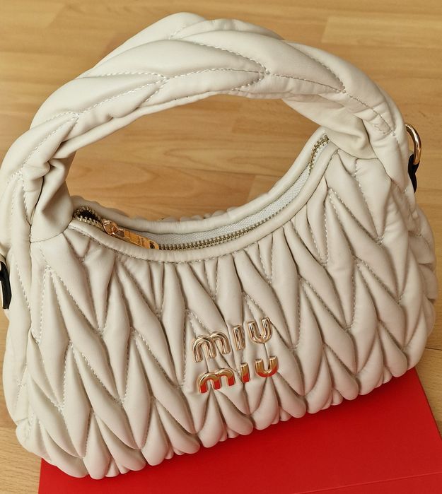 Geanta damă nude, curea detasabila, logo metalic auriu, saculet, etich