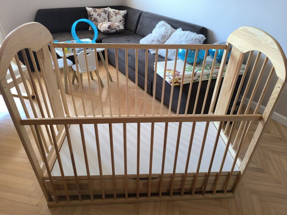 Бебешко креватче от масивно дърво с матрак