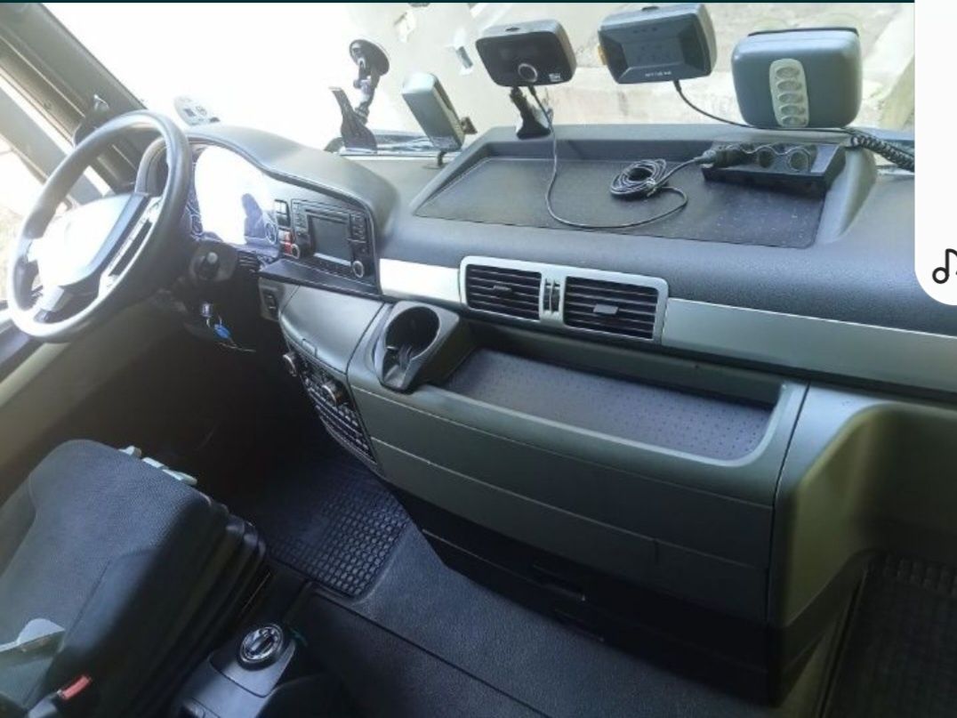 Detailing car fati masina sa luceasca polish faruri caroserie