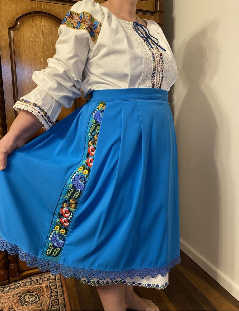 Costum popular cu margele