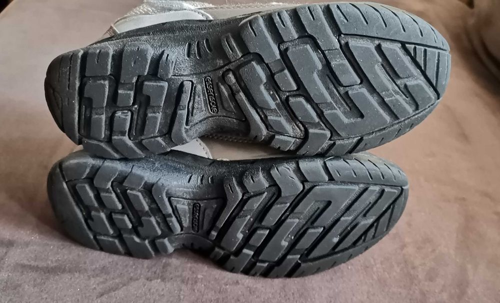 Продавам детски туристически обувки/ боти / високи маратонки, н. 31