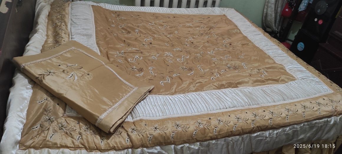 Покрывало для большой кровати.