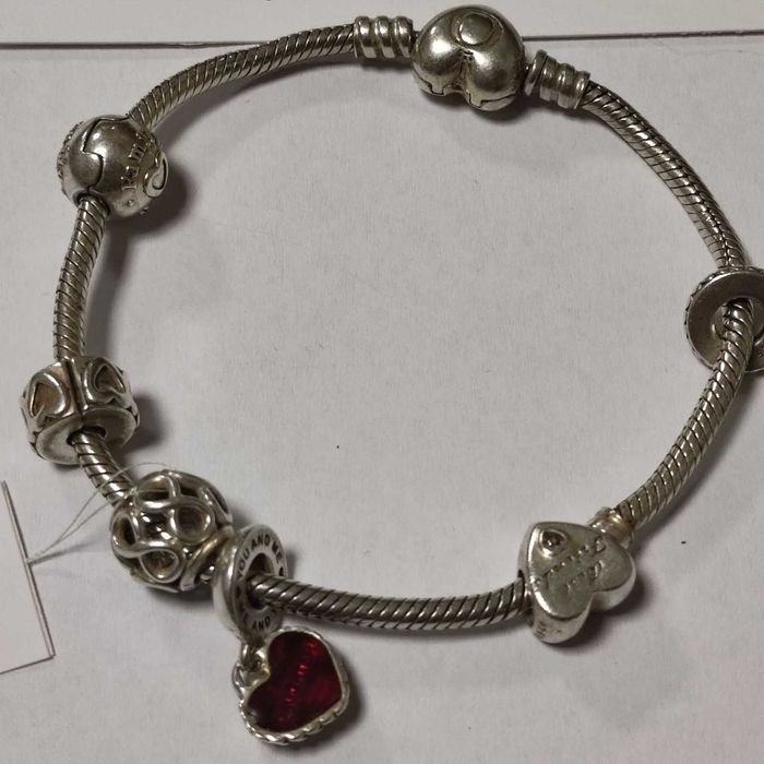 Сребърна гривна Pandora с шест талисмана 32.84гр.