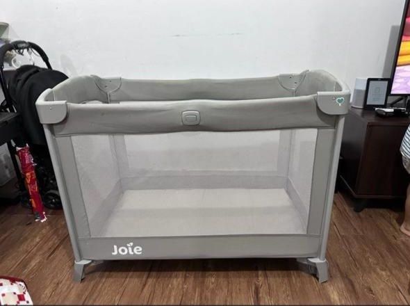 Продам детскую кроватку-манеж Joie