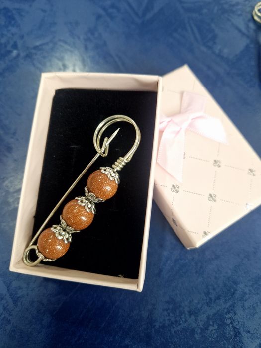 Брошь булавка из натуралных камней.  Tabiiy toshli to‘g‘nagich