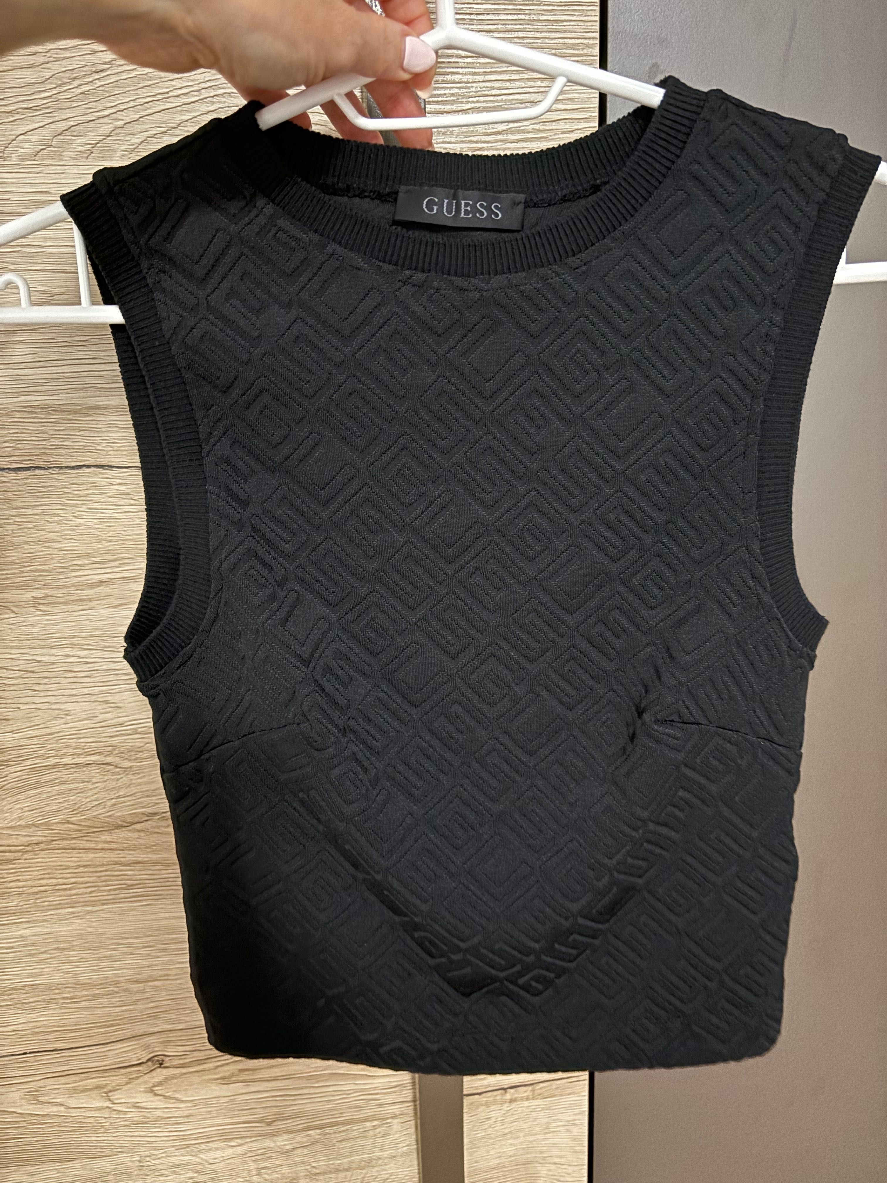 Нов топ Guess, размер XS, в бяло и черно
