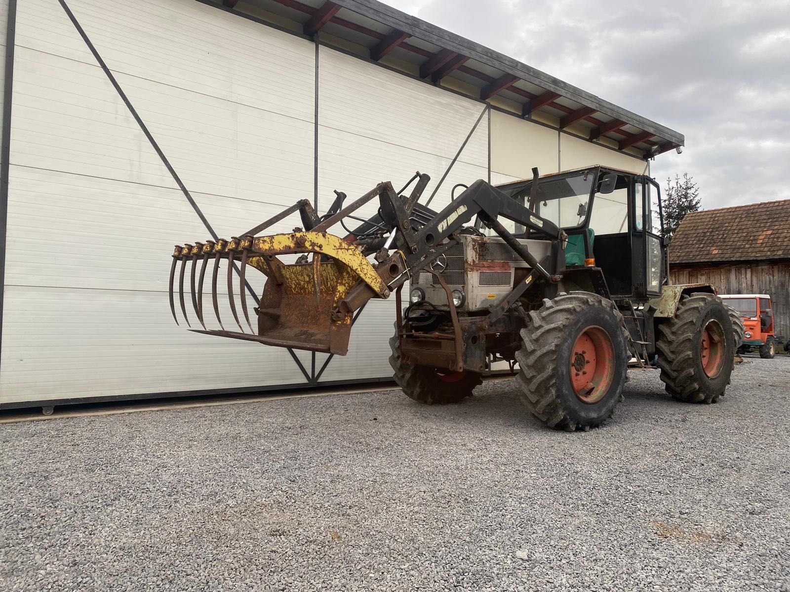 Tractor MB Trak unimog cu incarcator frontal