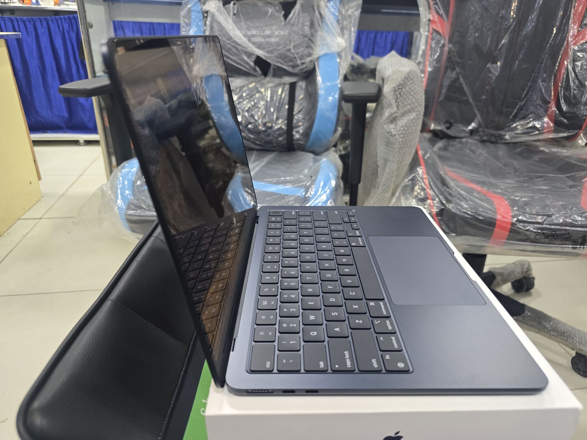 Macbook Air M2 chip 13.6 inch