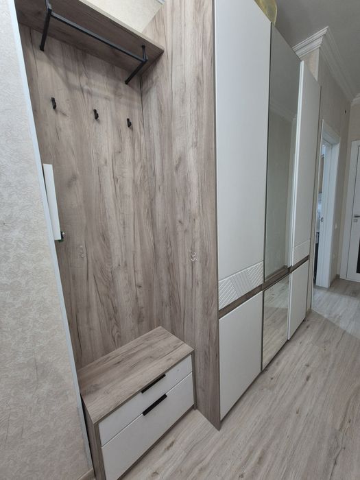 Шкаф в прихожую новый