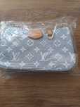 Продавам чанти и портмонета Guess