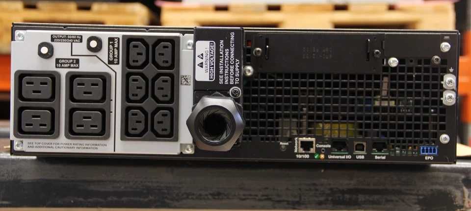 APC UPS SRT5KRMXLI 4500 W 5000 VA stare perfecta, acumulatori noi