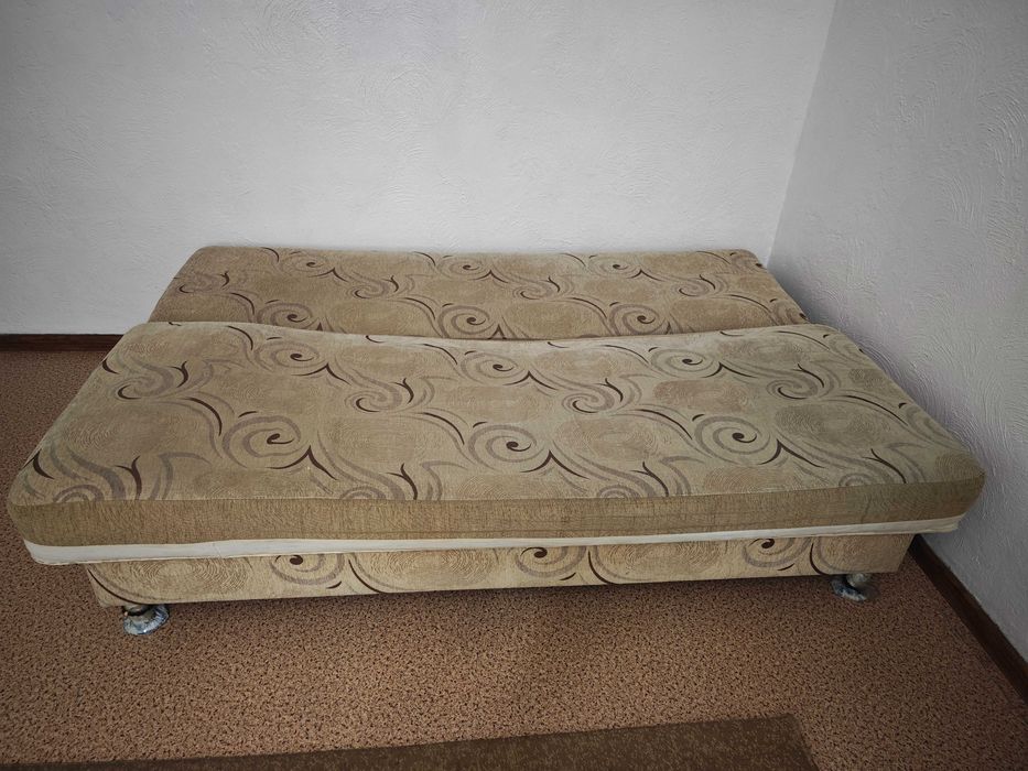 Диван книжка, станция метро Москва