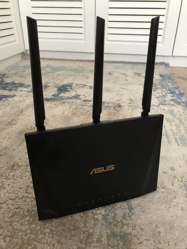 Vând router Asus RT-AC65P