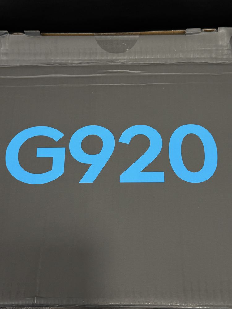 Продавам волан с педали Logitech G920