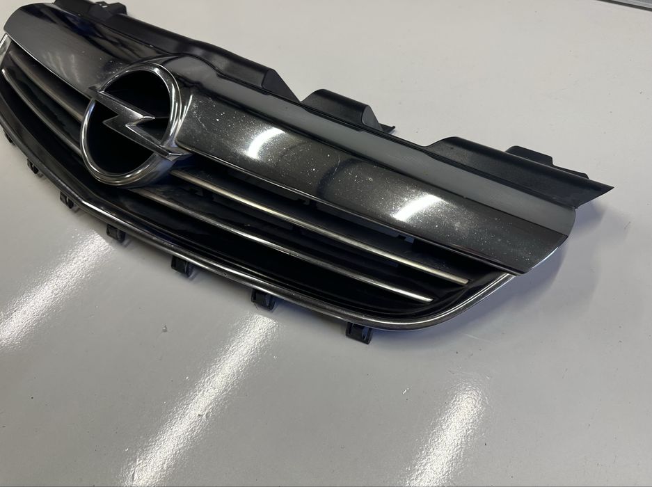 Решетка предна броня Opel Zafira B