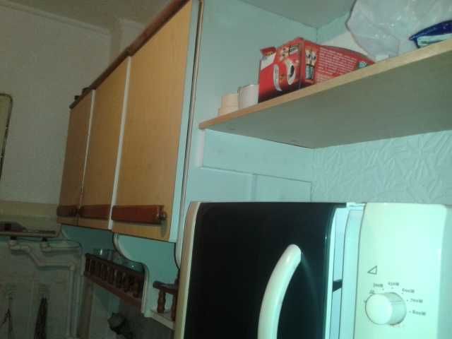 mobila de bucatarie , cu dulapuri suspendate , stare buna