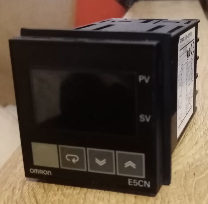 Vând Controller digital de temperatură de tip E5CN-Q2MP-500 Omron
