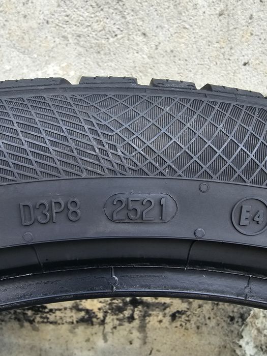 Vând două anvelope de iarna continental 235 45 20  /2521