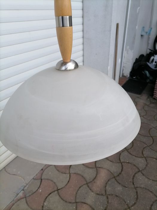 Lampa cu abajur de sticlă.