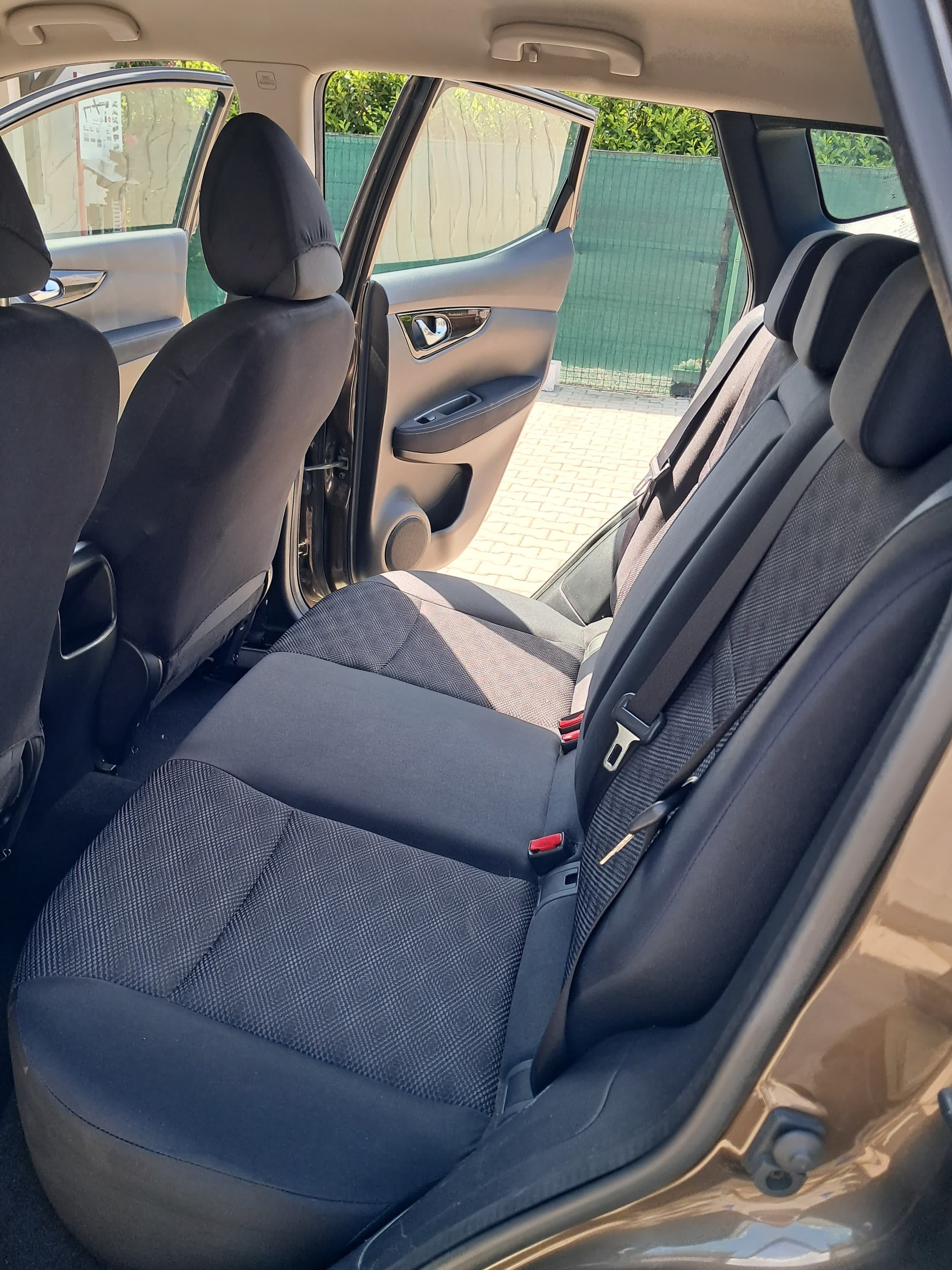 Vand Nisan Qashqai benzina, 1198 cm3, maro metalizat, 114.000km