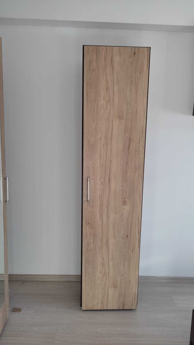 Dulap din PAL cu rafturi