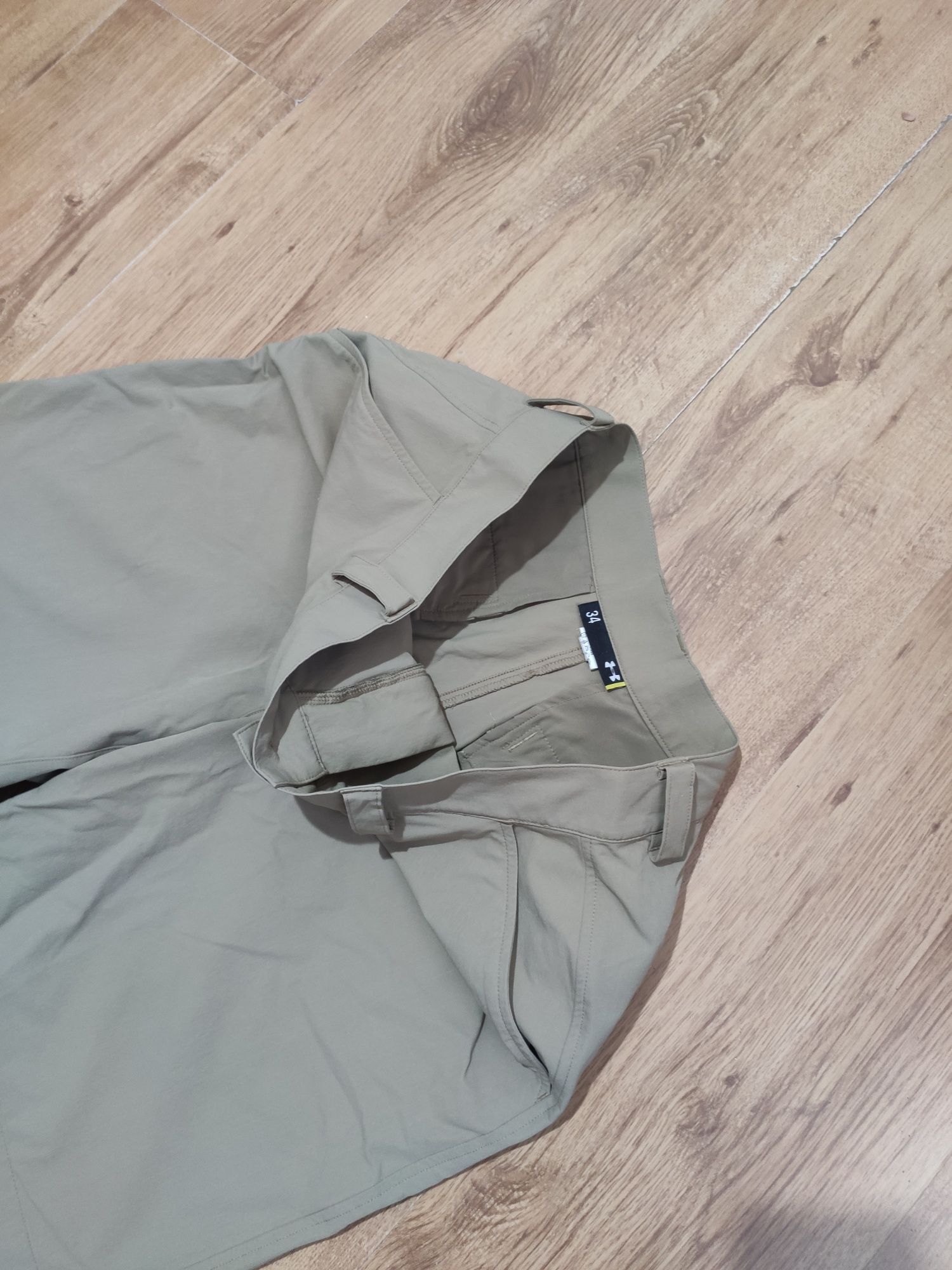 Pantaloni scurți Under Armour elastici mărimea 34