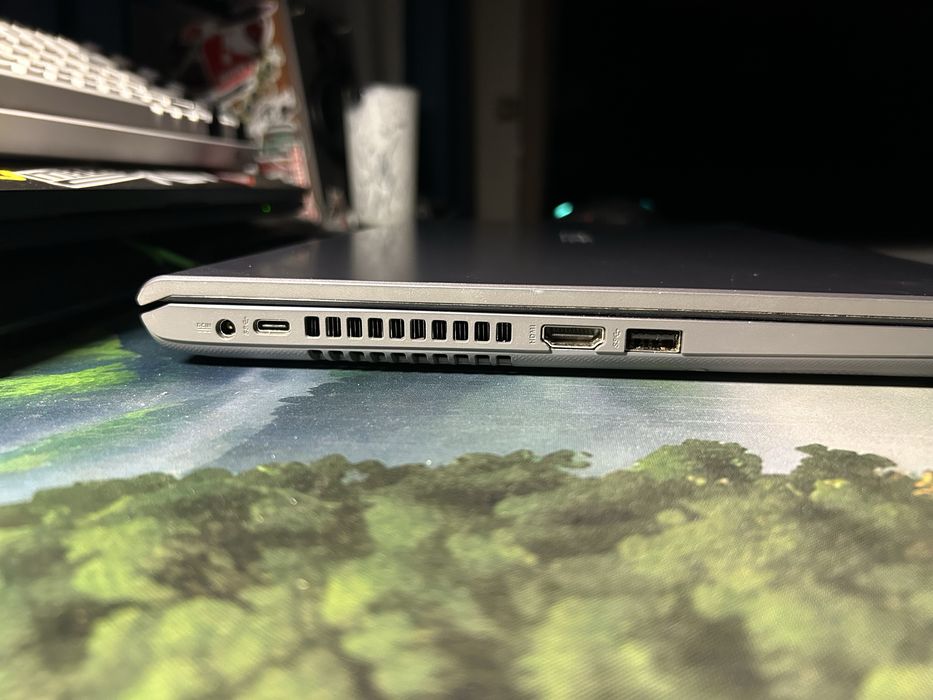 Laptop ASUS Ryzen 5, placa video Nvidia